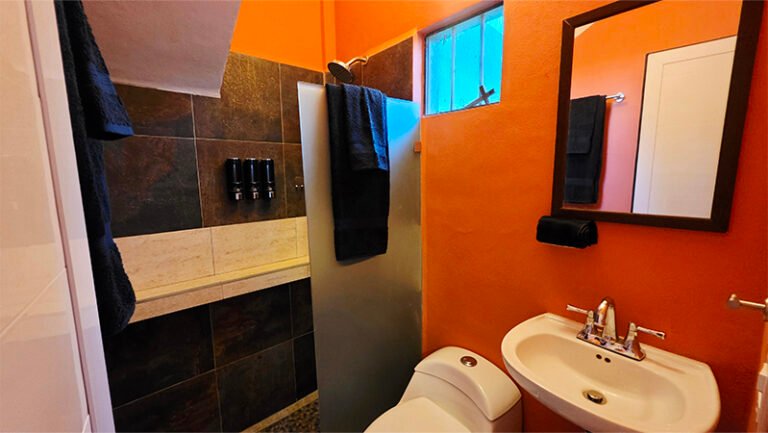 Efrain bathroom la joya escondita