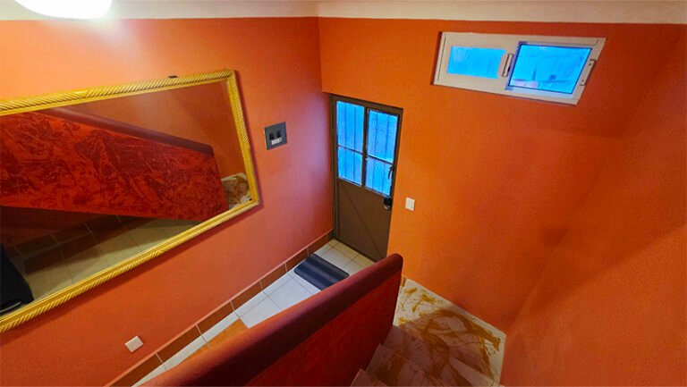 Efrain coming down stairs 2 la joya escondita